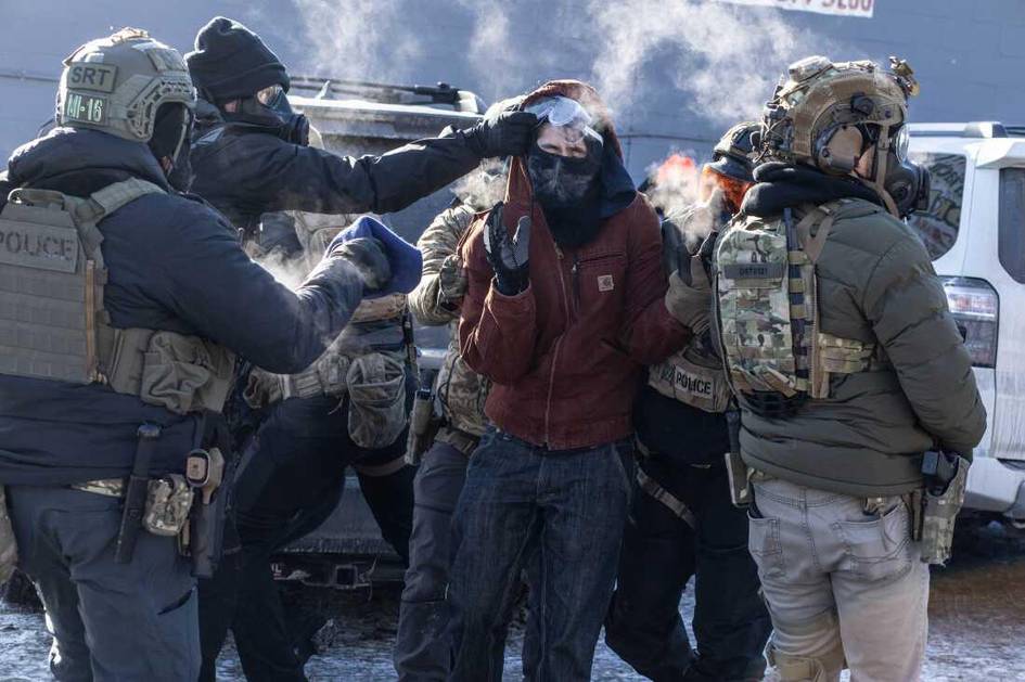 АҚШ иммиграция ходими 37 ёшли эркакни отиб ўлдирди (видео)